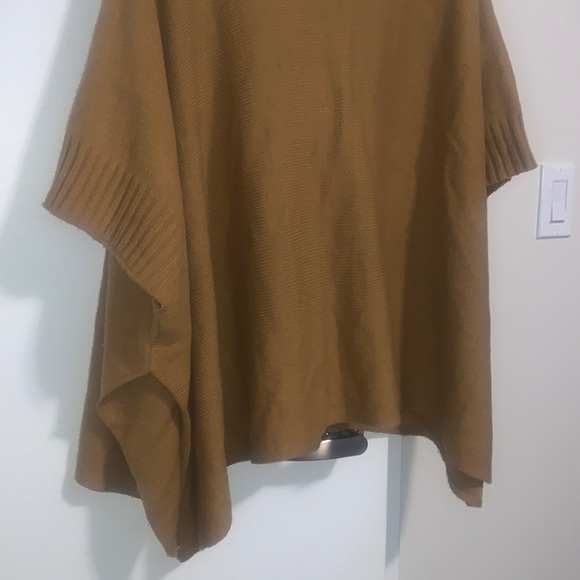 Poncho - Picture 8 of 11